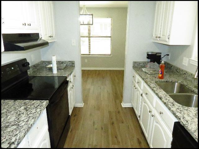 Building Photo - 1403 S Schiller St