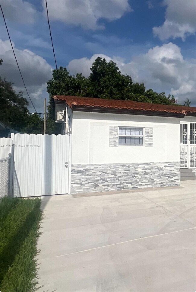 Building Photo - 651 SW 67th Ave