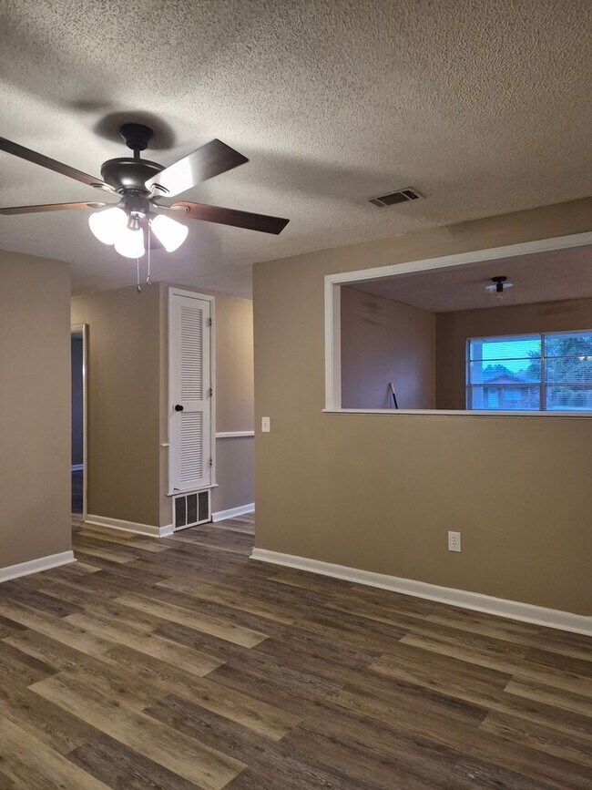 Foto del edificio - 145 Deerwood Ct