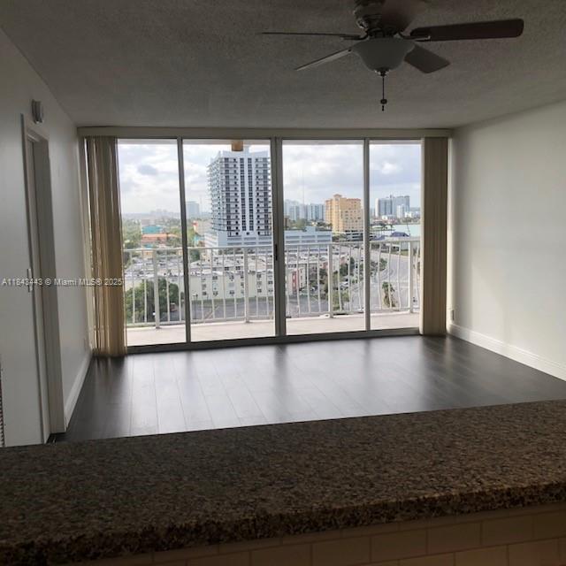 Foto del edificio - 7601 E Treasure Dr
