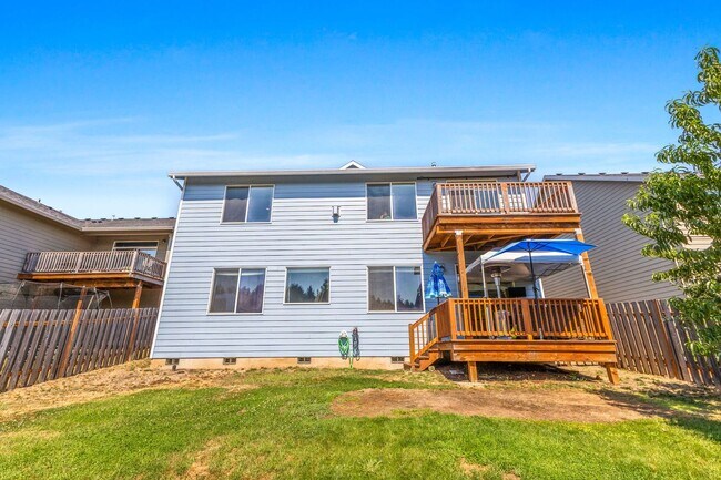 Foto del edificio - 5-bed, 3-bath Home in Scenic West Salem