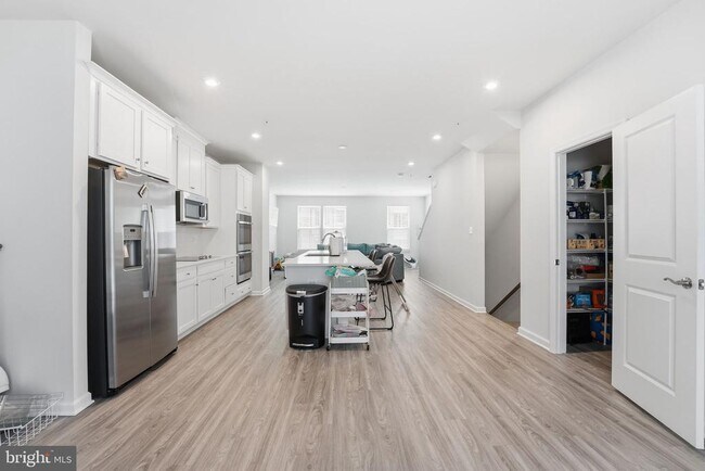 Foto del edificio - 6066 Beake St