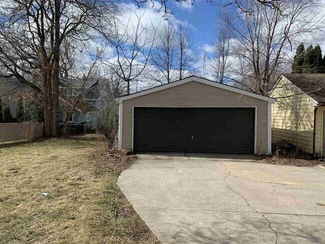 Detached garage parking - 1435 Ohio St