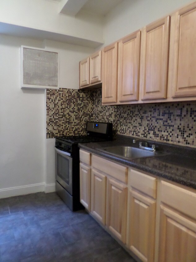 Primary Photo - 72-10 37th Ave