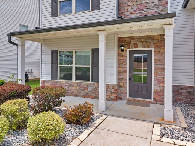 Foto del edificio - Spacious 4BR Home with Fenced Yard & Community Pool