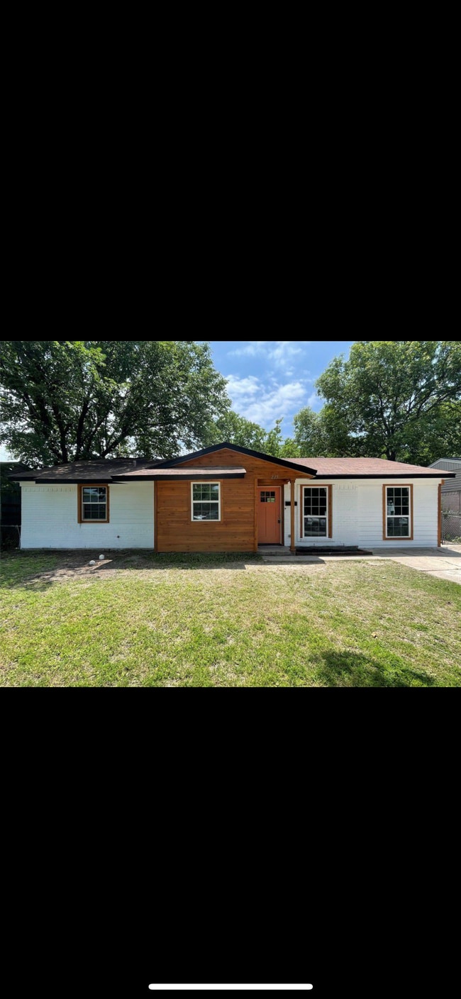 Building Photo - 225 E Coral Way