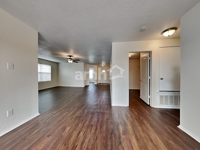 Foto del edificio - 8528 Hawkview Dr