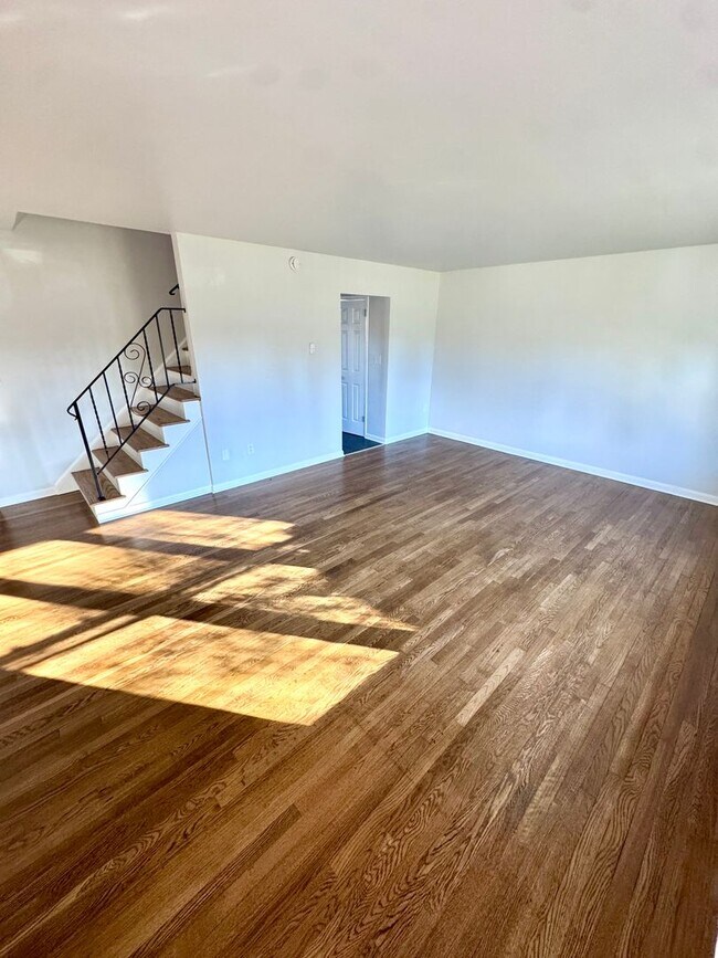 Foto del edificio - PARKLAND SCHOOLS- THREE BEDROOM TOWNHOME