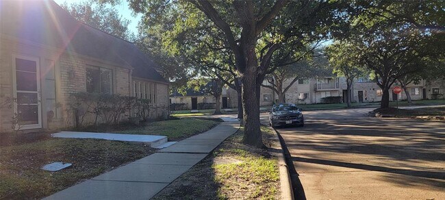 Foto del edificio - 6604 Montauk Dr