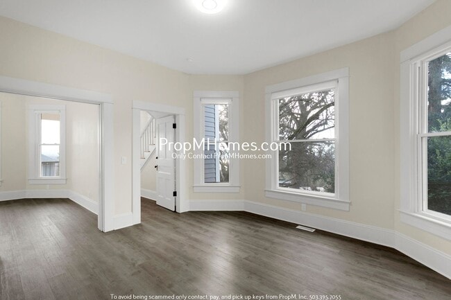 Building Photo - Updated Lair Hill Victorian with Willamette River & Mt Hood Views!