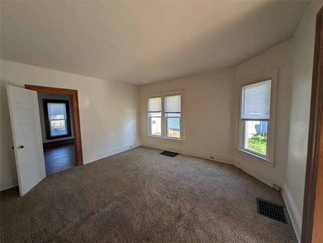 Building Photo - 623 Cherry St
