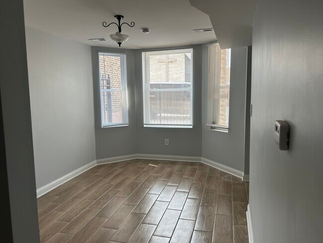 Foto del edificio - 3011 N Kedzie Ave