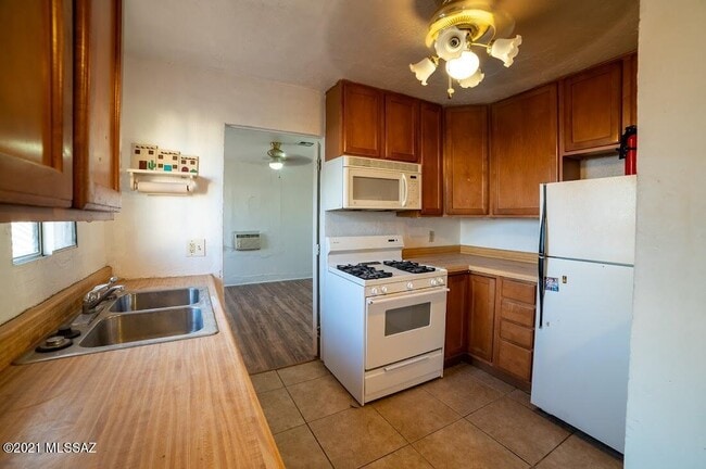 Building Photo - 804 N Perry Ave