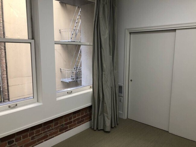 Foto del edificio - The Landmark at Union Square. One Bedroom....