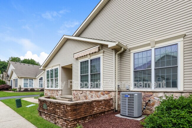 Foto del edificio - 240 Sugarberry Ln