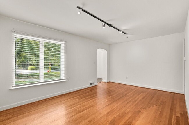 Building Photo - 2 Bed 1 Bath - Takoma Park Cottage- Large ...