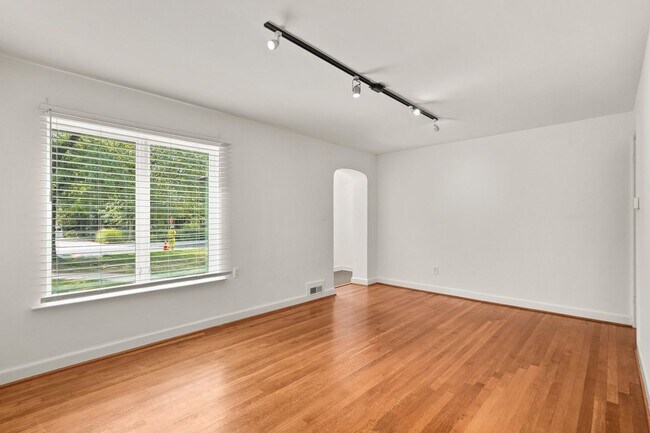 Foto del edificio - 2 Bed 1 Bath - Takoma Park Cottage- Large ...