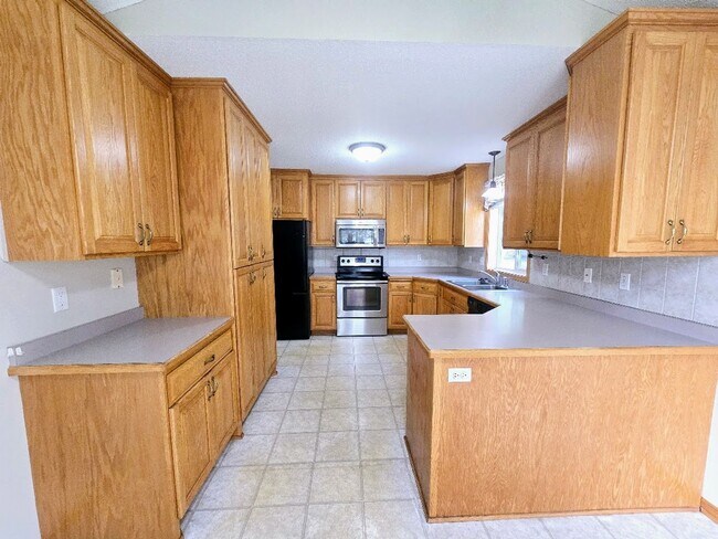 Foto del edificio - Charming 2-Bedroom, 2-Bathroom Home with Sunroom & Patio in Woodbury, MN