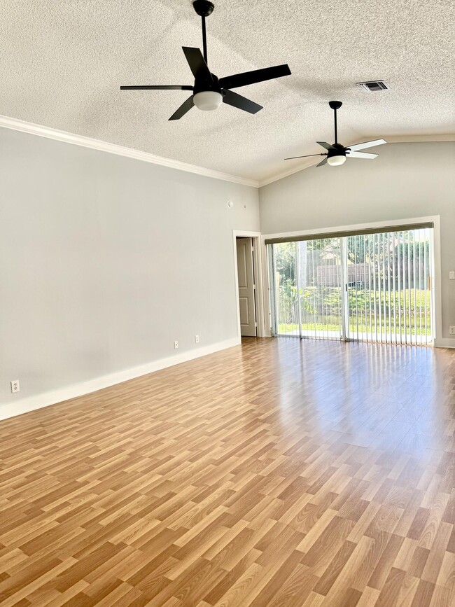Foto del edificio - 1368 Waterway Cove Dr
