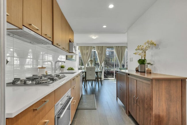 Building Photo - 1372 Seymour St