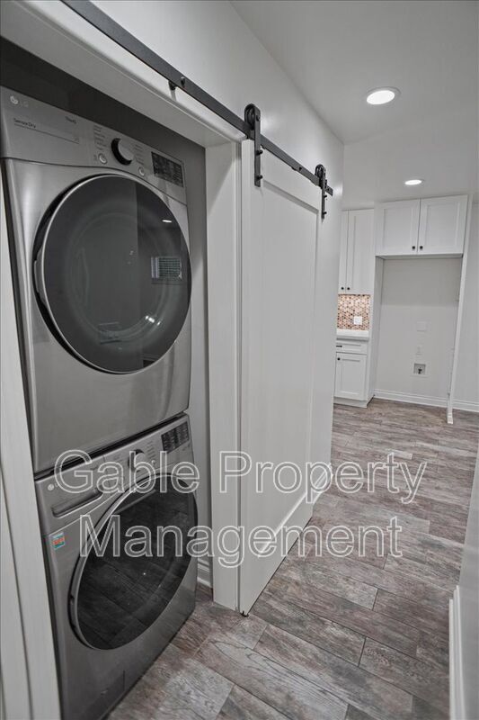 Foto del edificio - 24403 Newhall Ave