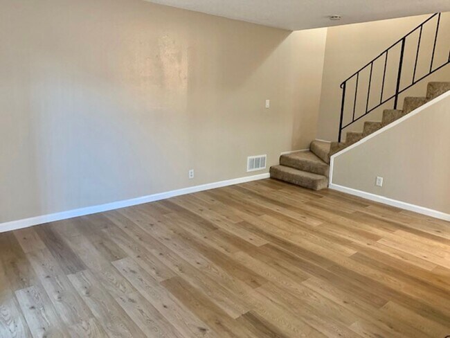 Building Photo - Nice 2 bed, 1.5 Bath Condo with Garage in ...