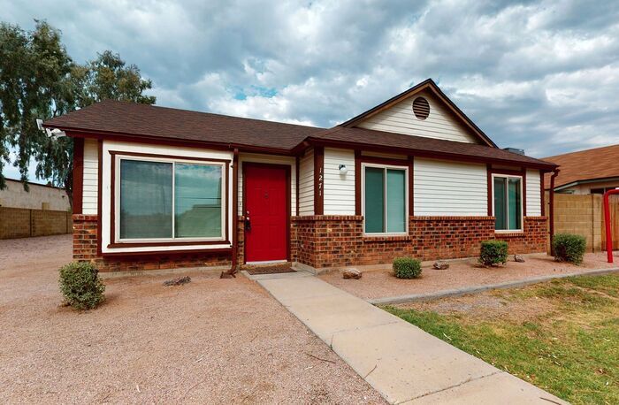 Foto principal - 1055 N Recker Rd