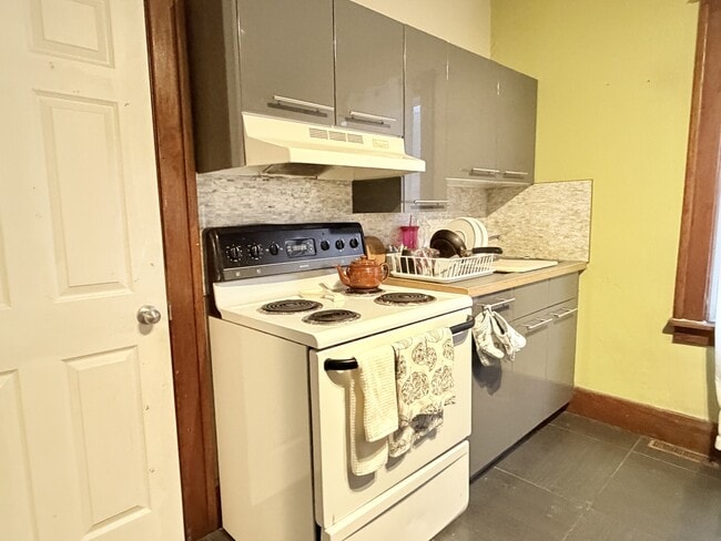 Building Photo - 693 Partington Ave