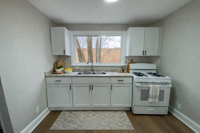 Foto del edificio - More Space Than You’d Expect: Updated 3BR w/ 1.5 Baths + Carpeted Attic Bonus