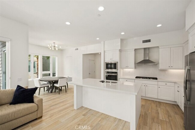 Foto del edificio - 765 Doheny Way