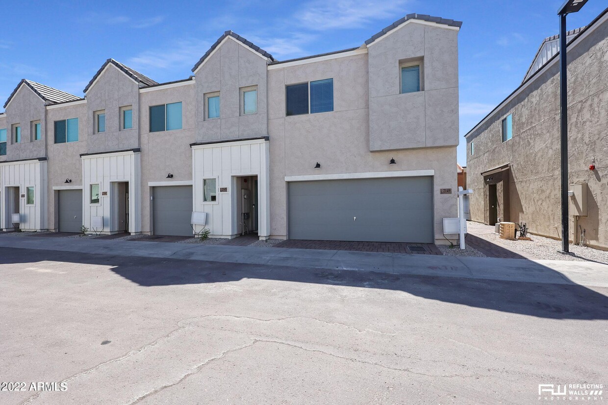 Primary Photo - 2149 W Harmont Dr