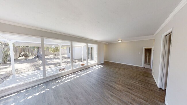 Building Photo - 5BD/2BA with a Private Yard! (Lease out, p...