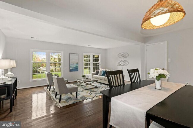 Foto del edificio - 5823 Berkshire Ct