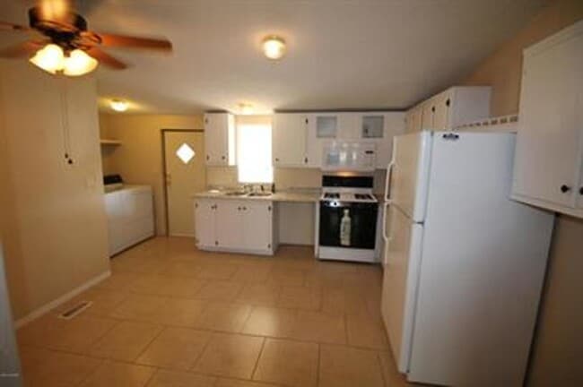 Foto del edificio - HUGE PRIVATE LOCATION 3 BEDROOM 2 BATH HOME!!