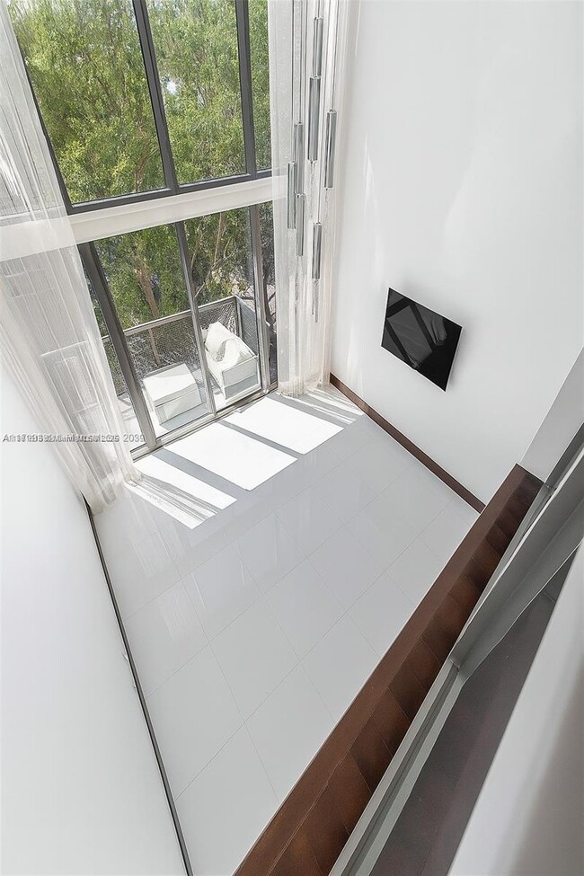 Building Photo - 6000 Collins Ave