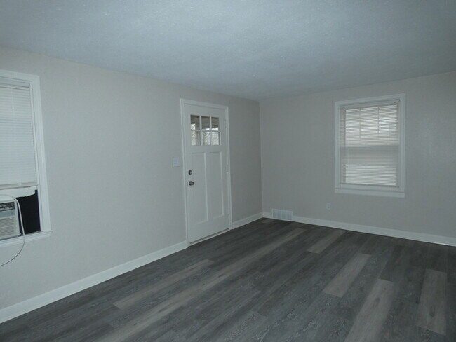 Building Photo - Updated Property in North Kansas City!