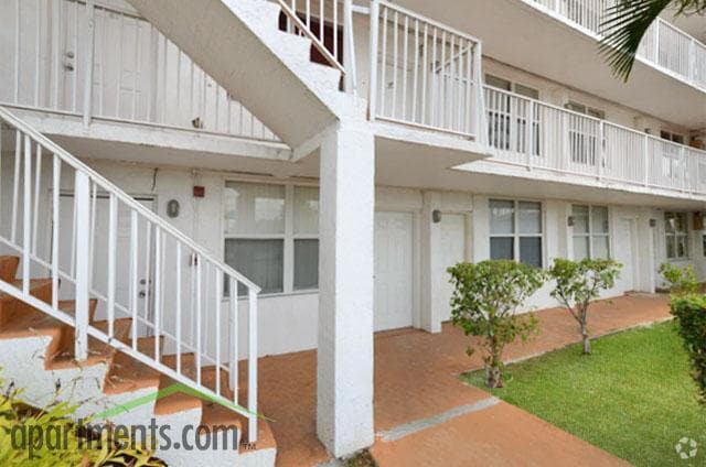 Building Photo - North Bay Villas
