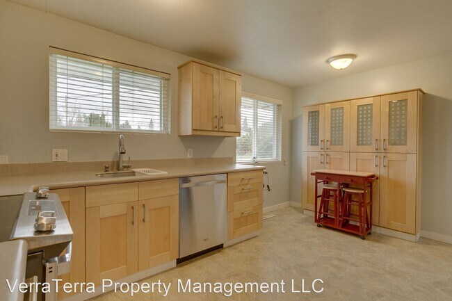 Foto del edificio - 3 br, 1.5 bath House - 1616 N 196th PL