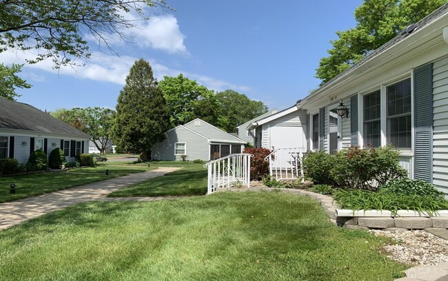 Building Photo - 301B Sharon Way
