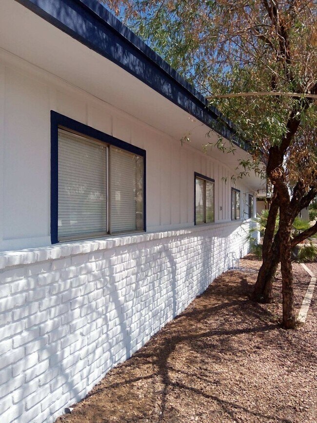 Building Photo - 2 Bed 1 Bath Spacious Apartment