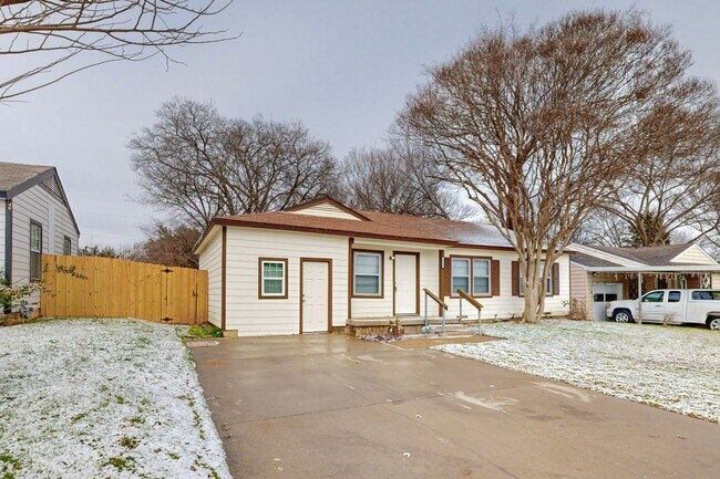 Foto del edificio - Just Reduced! 4 Bedroom Arlington Home for...