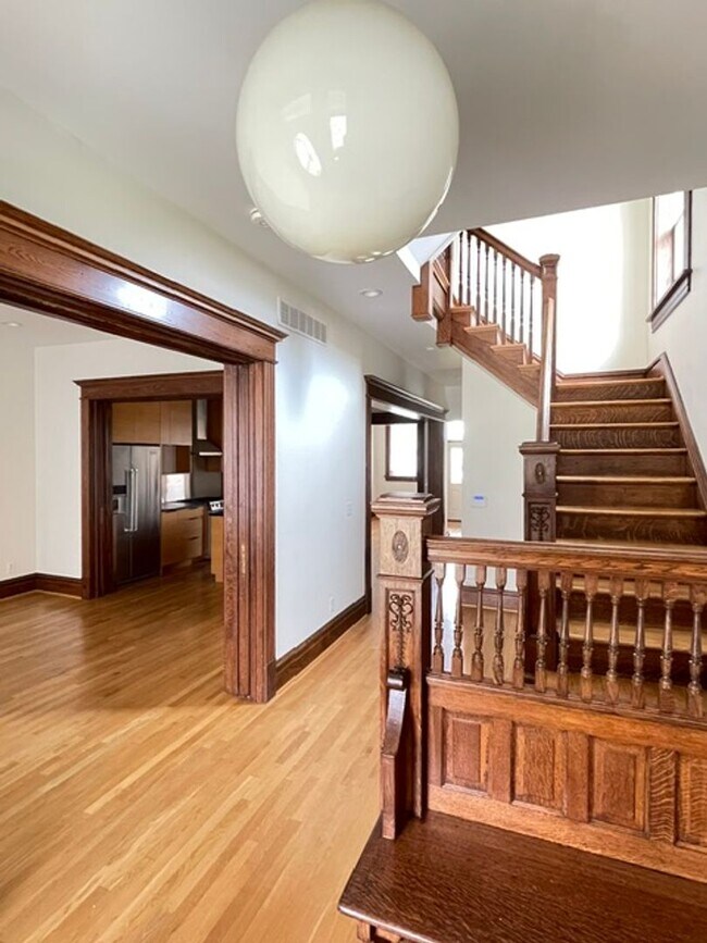 Building Photo - Large tri-level home in excellent condition.  4+ bedrooms, 3.5 bathrooms.