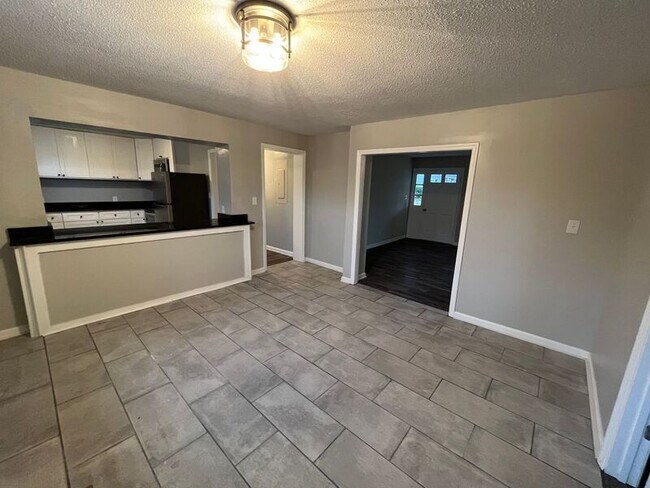 Building Photo - 3217 Plaza Cir