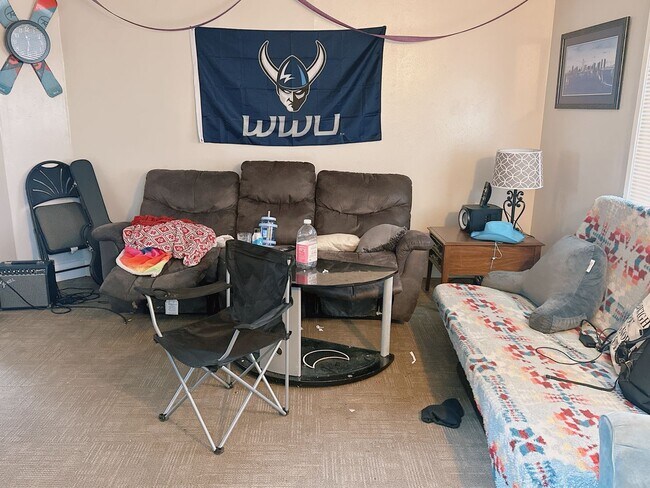 Foto del edificio - PRELEASING:  5 bdrm/3 bath on High Street!