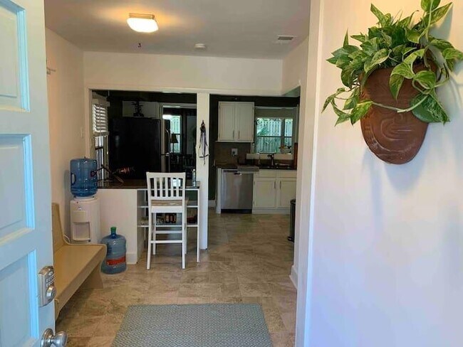 Building Photo - 205 Zoratoa Ave