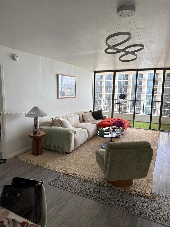 Foto del edificio - 555 NE 15th St