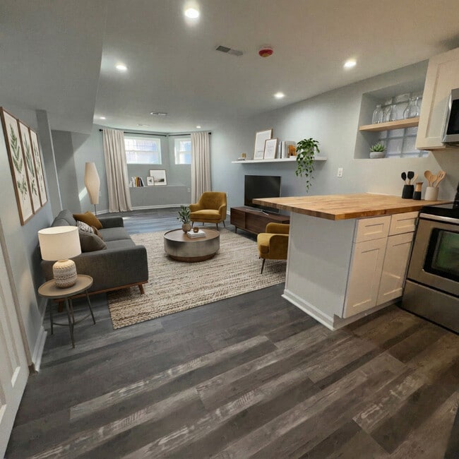 Building Photo - 220 N Lamon Ave