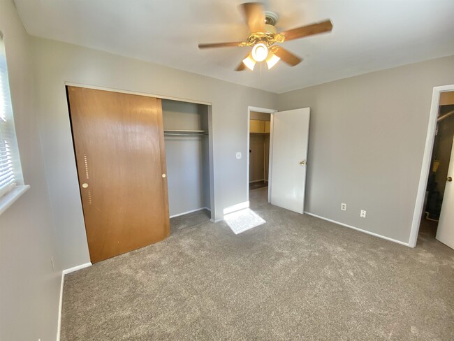 Building Photo - 607 S Sunset Dr