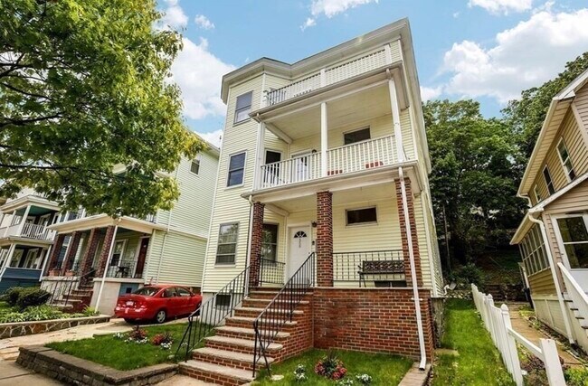 Building Photo - 558 Washington St
