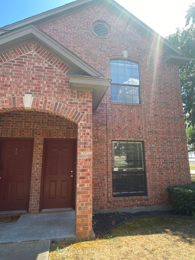 Foto principal - 2 Bedroom Townhome in Denton